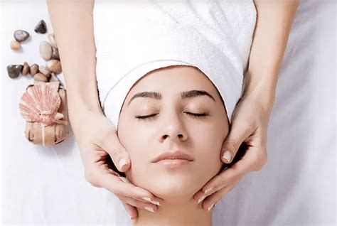 Kendi Kendine Yüz Masajının Faydaları ve Teknikleri: Evde Spa Deneyimi